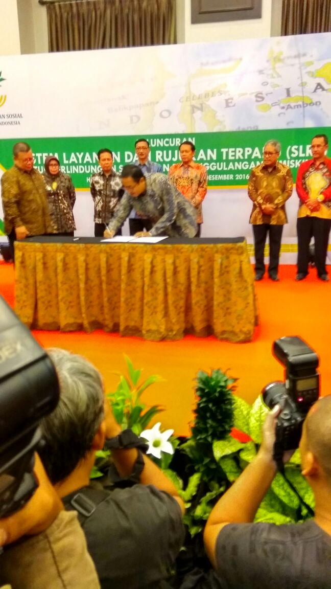 Plt. Walikota Payakumbuh H. Priadi Syukur tengah menandatangani naskah kerjasama pembangunan SLRT dengan Sekjen Kemensos Harry Z Soemantari, di Jakarta.